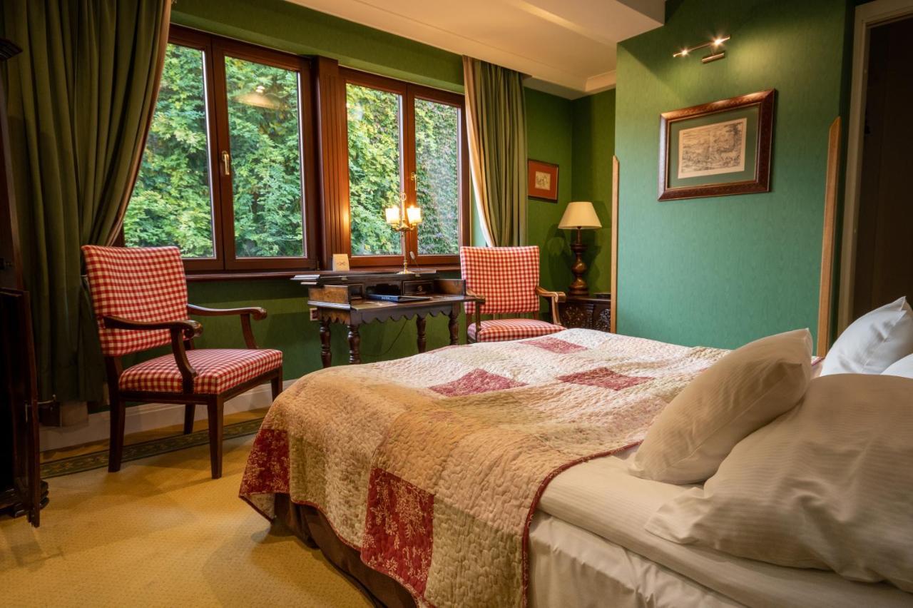 Hotel Grodek Krasków Εξωτερικό φωτογραφία A room at the hotel