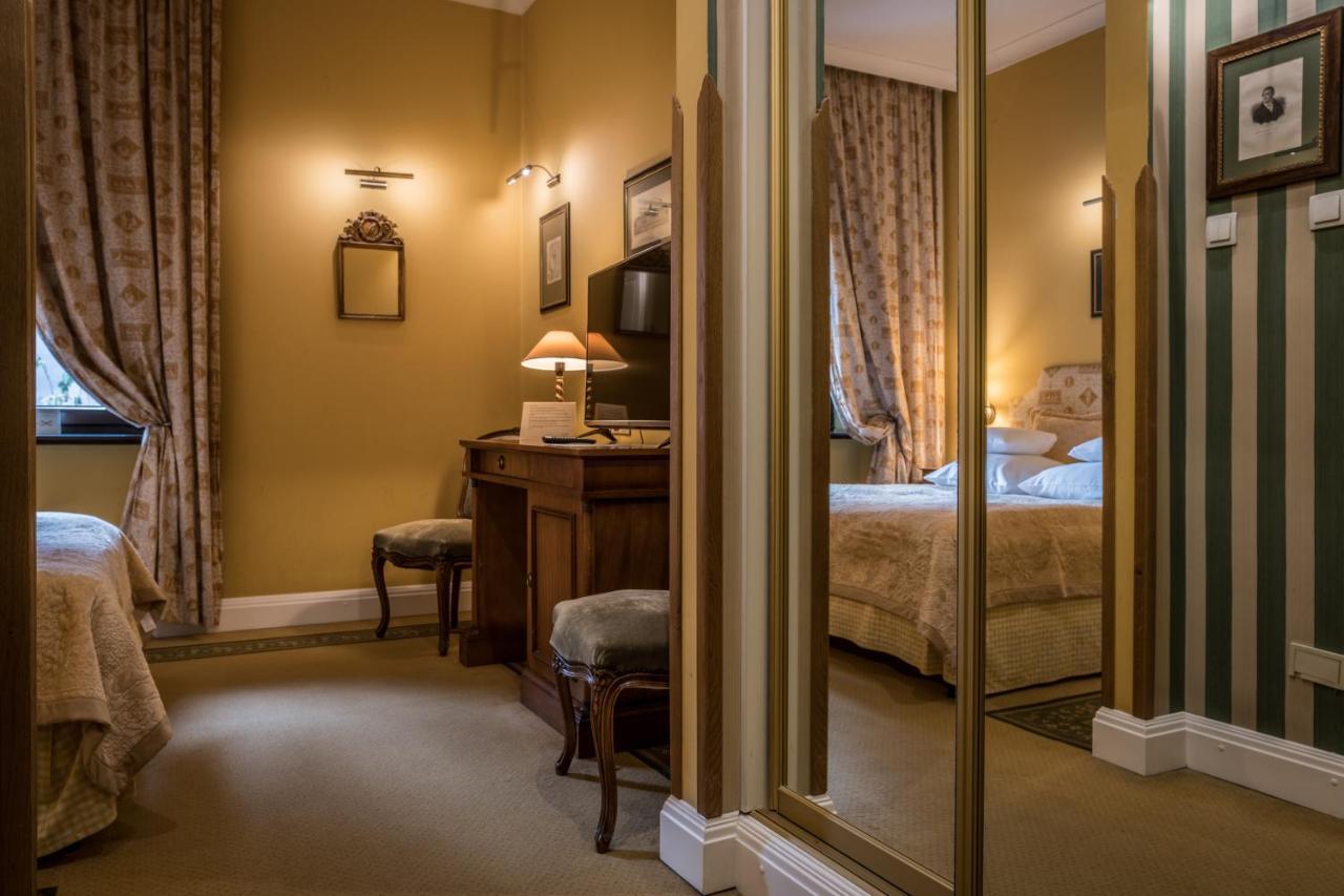 Hotel Grodek Krasków Εξωτερικό φωτογραφία A room at the hotel