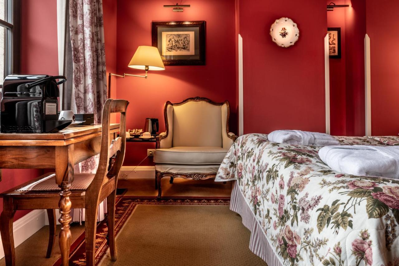 Hotel Grodek Krasków Εξωτερικό φωτογραφία A room at the hotel