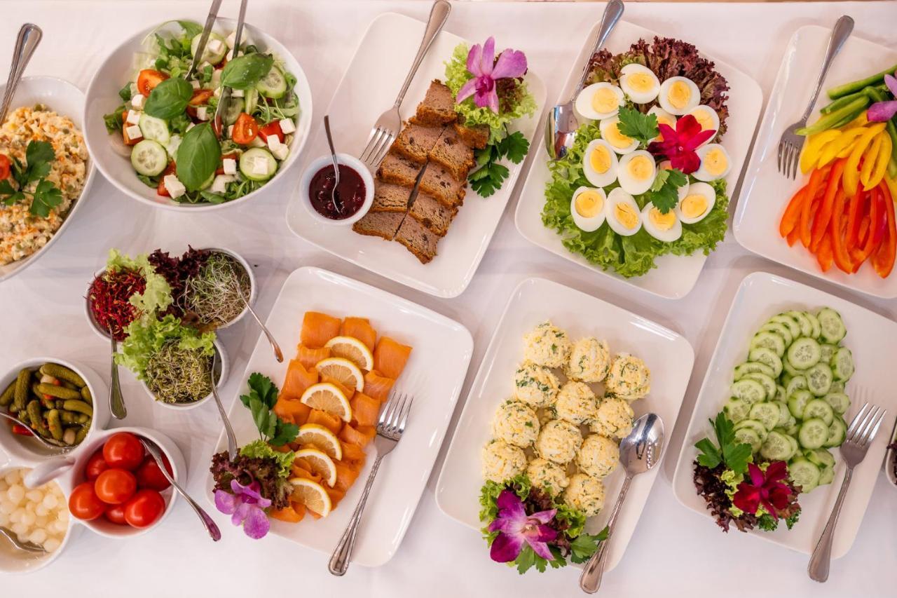 Hotel Grodek Krasków Εξωτερικό φωτογραφία A selection of German cold dishes