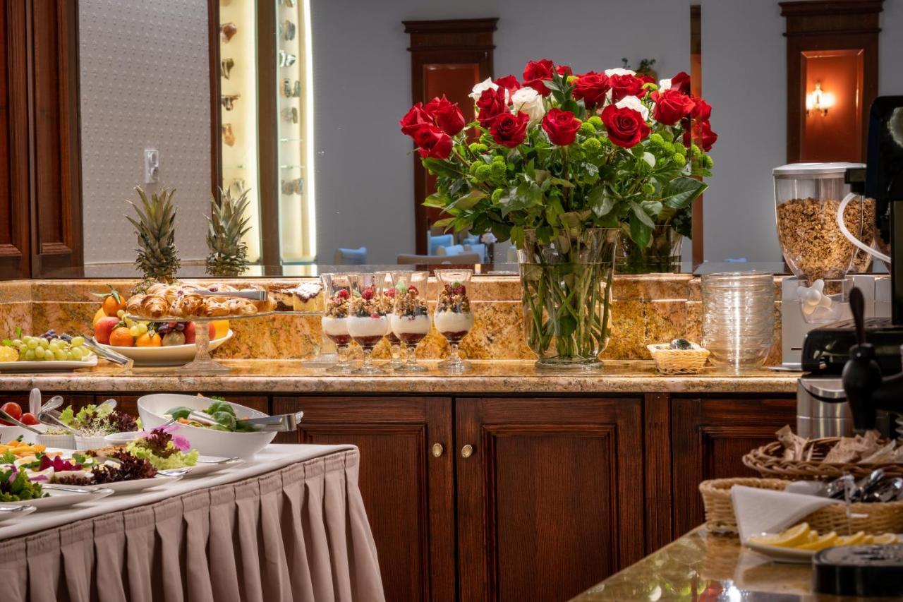 Hotel Grodek Krasków Εξωτερικό φωτογραφία A buffet at a hotel