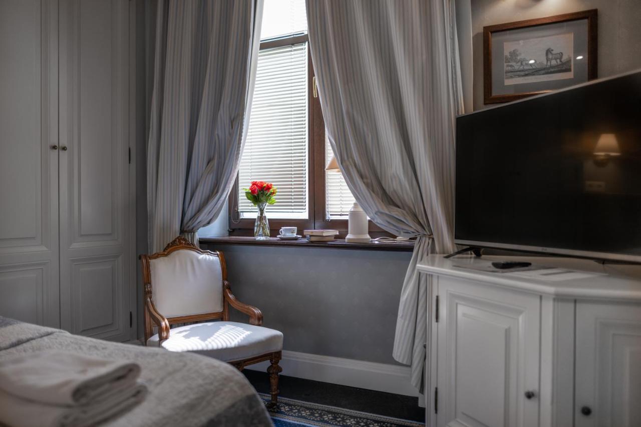 Hotel Grodek Krasków Εξωτερικό φωτογραφία A room at the hotel