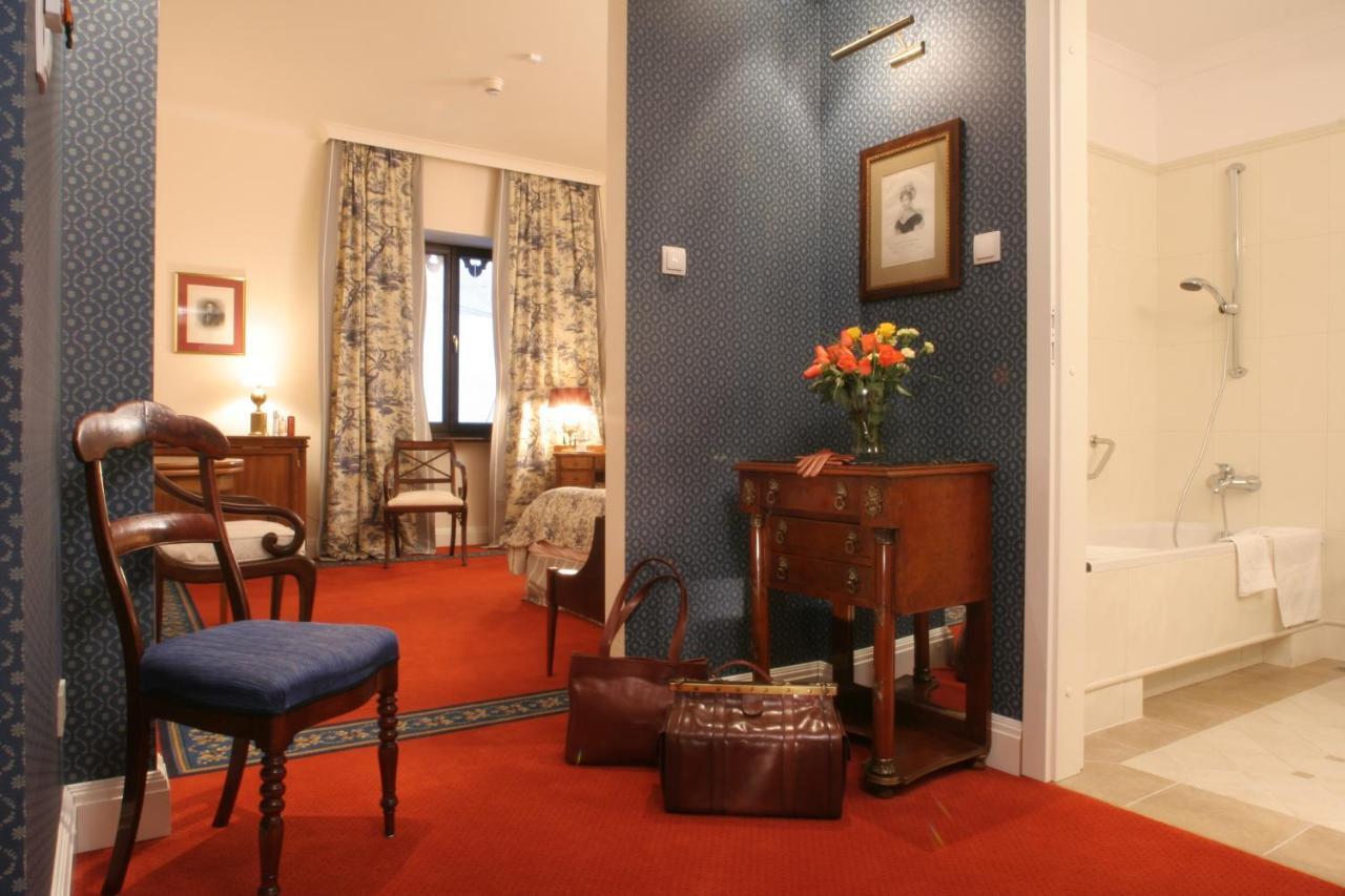 Hotel Grodek Krasków Δωμάτιο φωτογραφία A room at the hotel