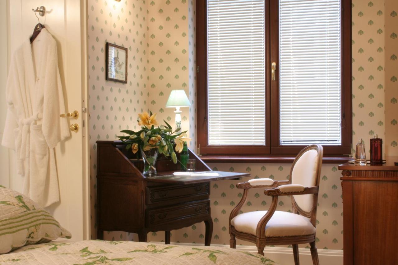 Hotel Grodek Krasków Δωμάτιο φωτογραφία A room at the hotel