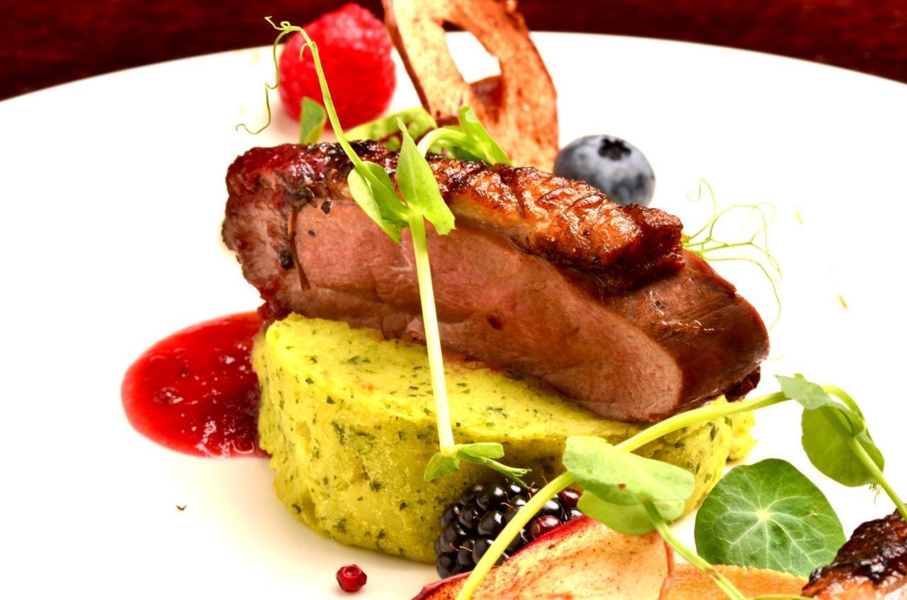 Hotel Grodek Krasków Εξωτερικό φωτογραφία A duck confit dish