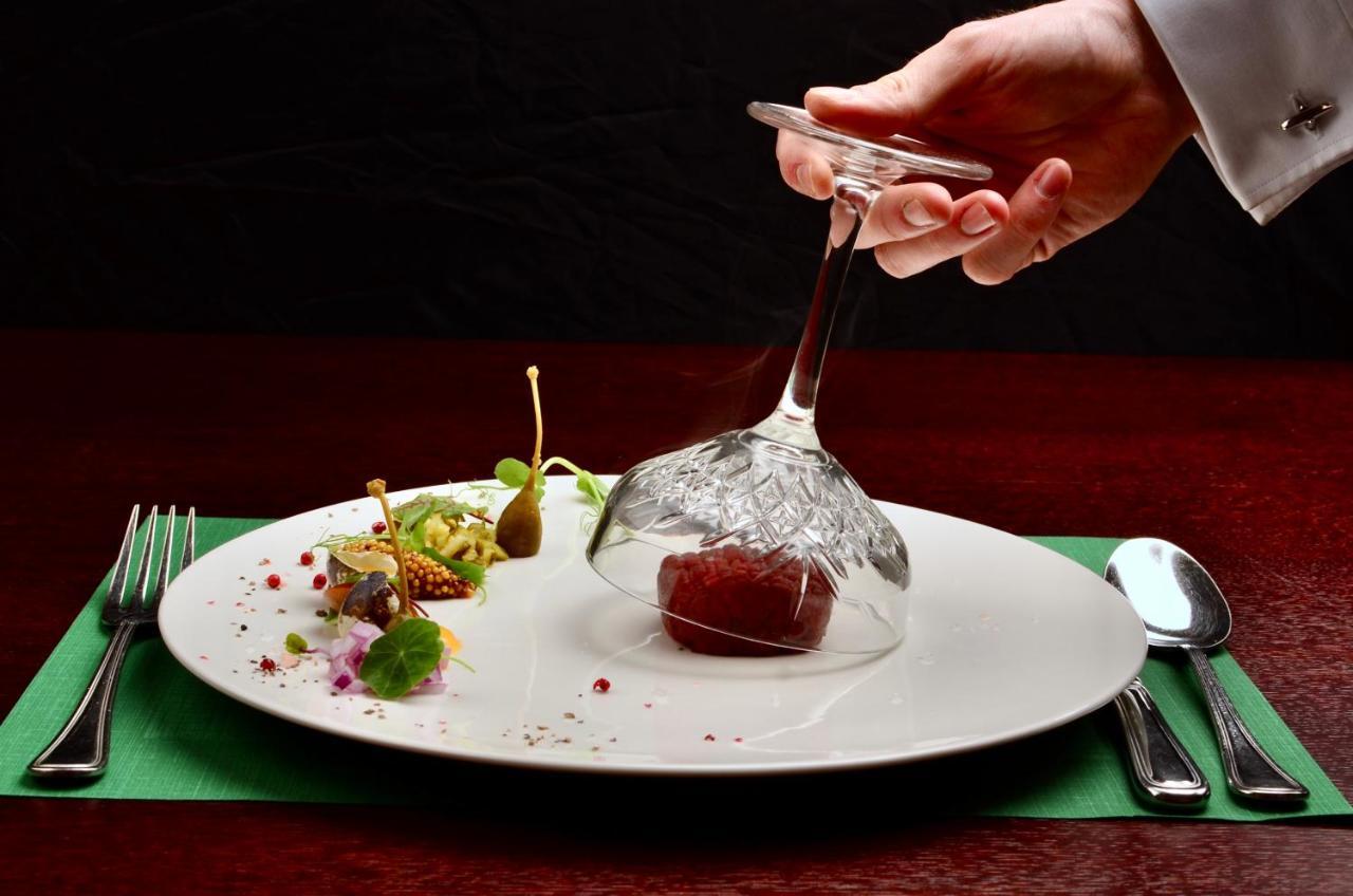 Hotel Grodek Krasków Εξωτερικό φωτογραφία A waiter serving a dish