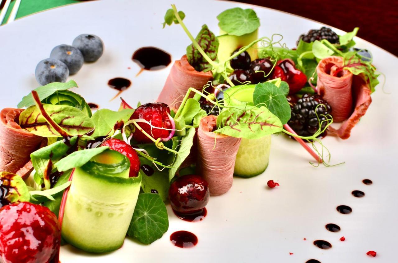 Hotel Grodek Krasków Εξωτερικό φωτογραφία A salad with ham and berries