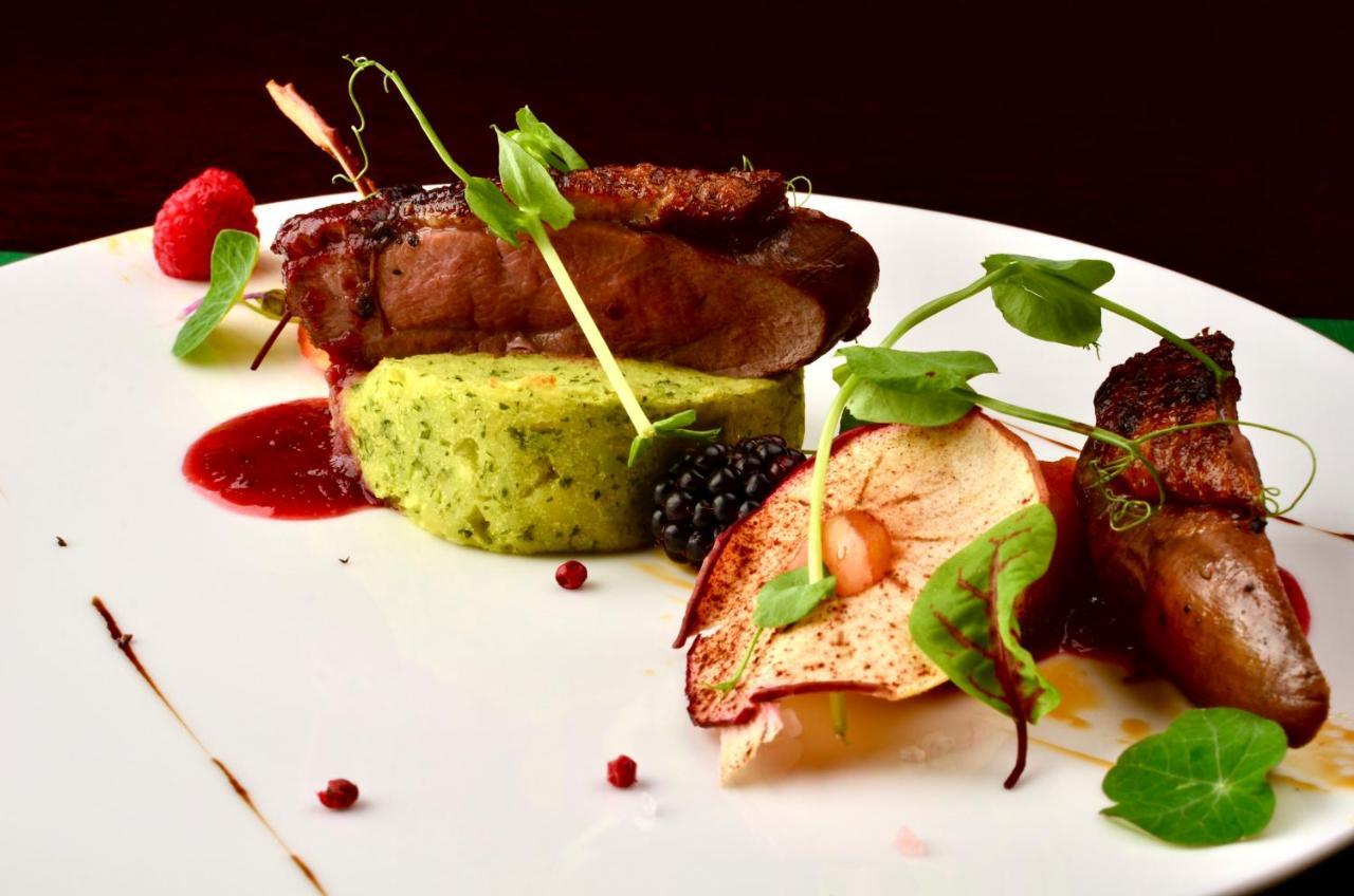 Hotel Grodek Krasków Εξωτερικό φωτογραφία A modern French dish